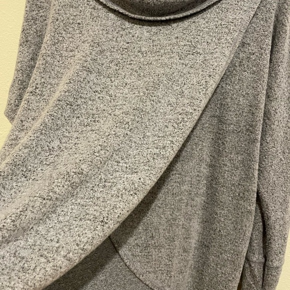 Women’s Green Envelope lavender/gray heather Cowl Neck shirt. Size S - Picture 3 of 4